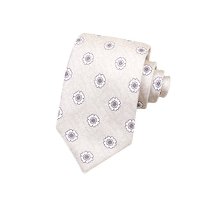CORBATA 7 PLIEGUES EN SEDA DISEÑO LINO CON FLORES BLANCAS Y MARRONES EN MARRÓN CLARO
