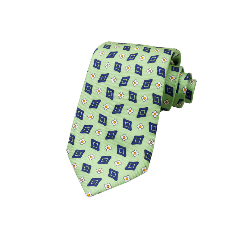 CORBATA 7 PLIEGUES EN SEDA CON FLORES BLANCAS Y ROMBOS VERDES EN VERDE CLARO