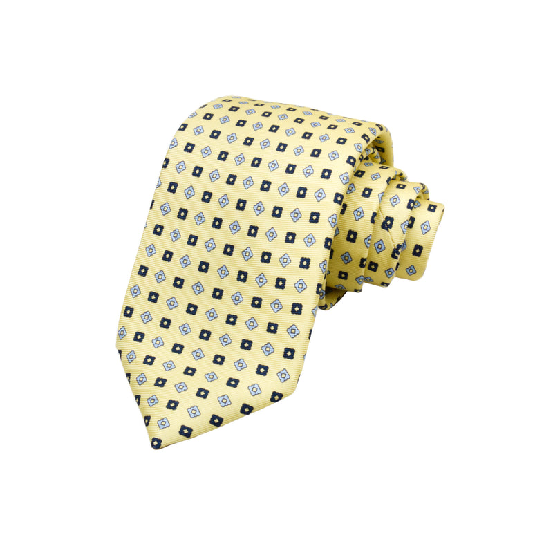 CORBATA 7 PLIEGUES EN SEDA CON ROMBOS AZUL OBSCURO Y FLORES AZULES EN AMARILLO LIMÓN