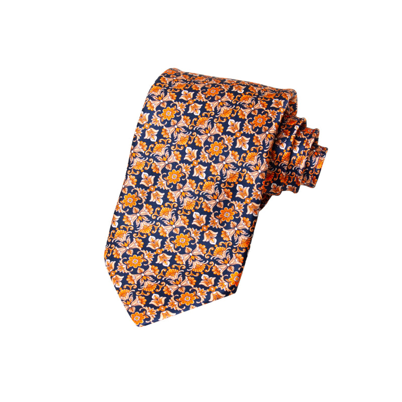 CAJA DE SEDA SET CORBATA CON PAÑUELO DE SEDA CON FANTASÍA GEOMÉTRICA EN COLOR AZUL MARINO Y NARANJA