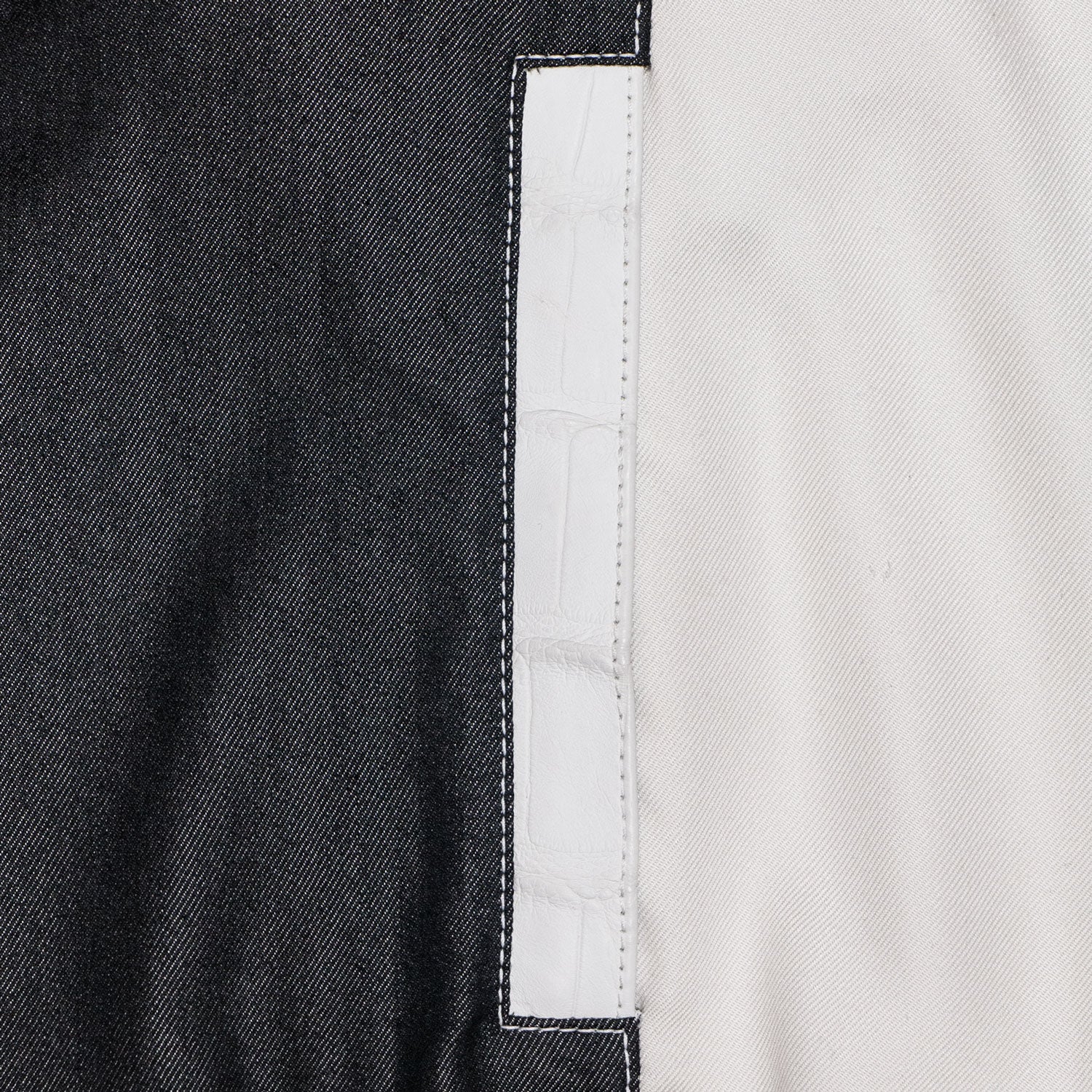 CHAMARRA CORTA ESTILO BOMBER EN SEDA GRIS CON CUELLO DESMONTABLE Y ACABADOS EN PIEL EXÓTICA DE COCODRILO BLANCO