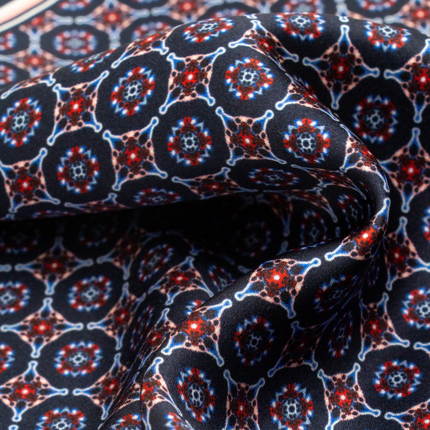 PAÑUELO DE SEDA CON GEOMETRÍAS DE CUADROS Y CÍRCULOS EN AZUL Y ROJO