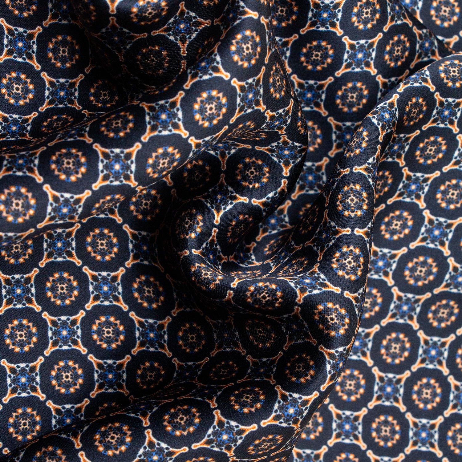 PAÑUELO DE SEDA CON GEOMETRÍAS DE CUADROS Y CÍRCULOS EN AZULES
