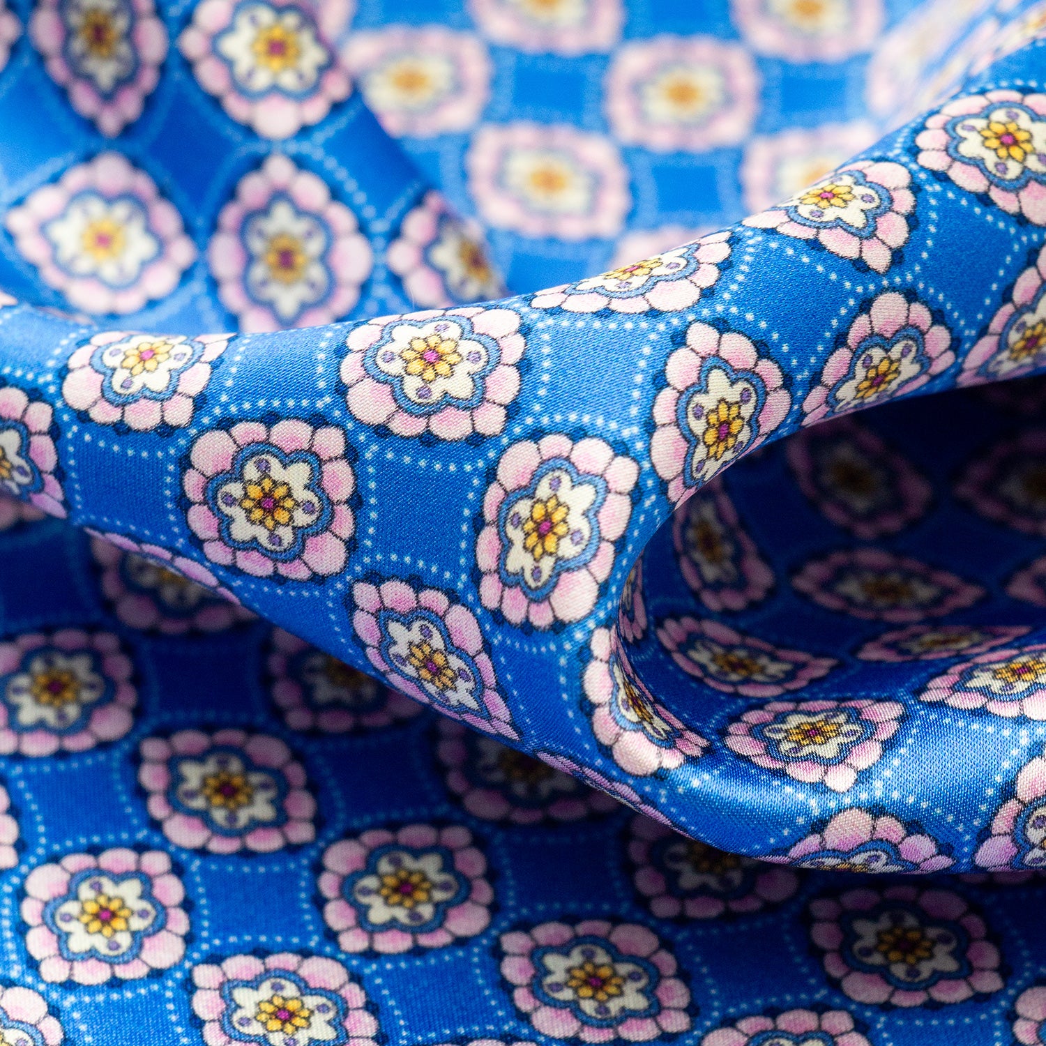 PAÑUELO DE SEDA AZUL CON FLORES GEOMÉTRICOS EN ROSA Y AZUL MEDIANOCHE
