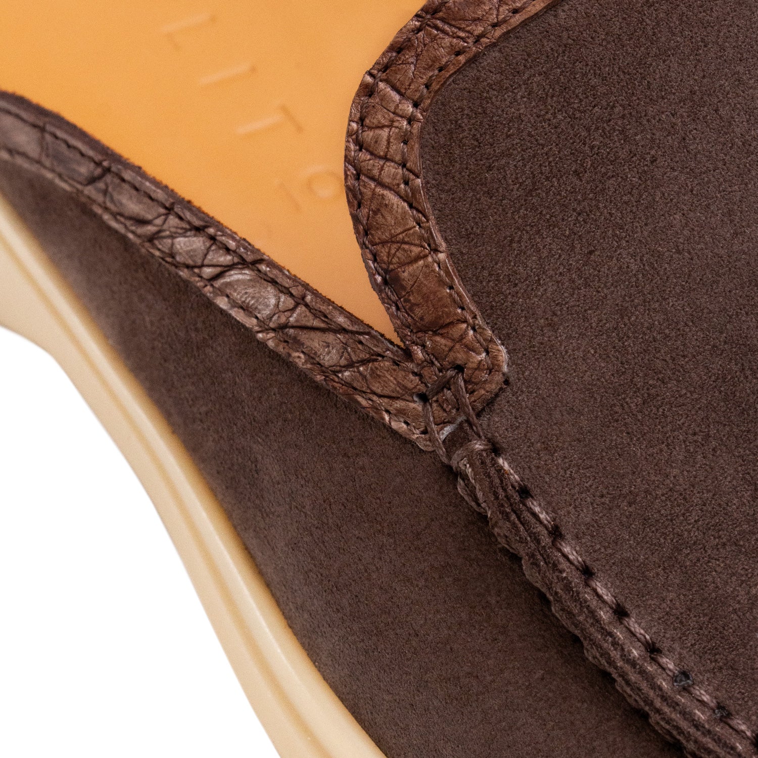 LOAFER BAJOS ABIERTOS EN SUEDE Y DETALLES EN COCODRILO CONSTRUCCIÓN SACHETTO COLOR GRIS CLARO