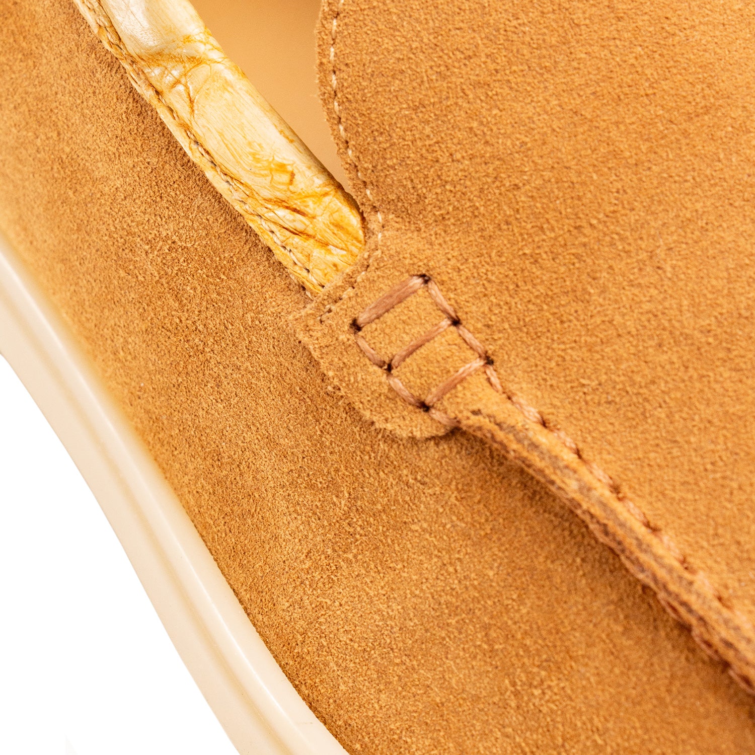 LOAFER BAJOS EN SUEDE Y DETALLES EN COCODRILO CONSTRUCCIÓN SACCHETTO COLOR CAMEL