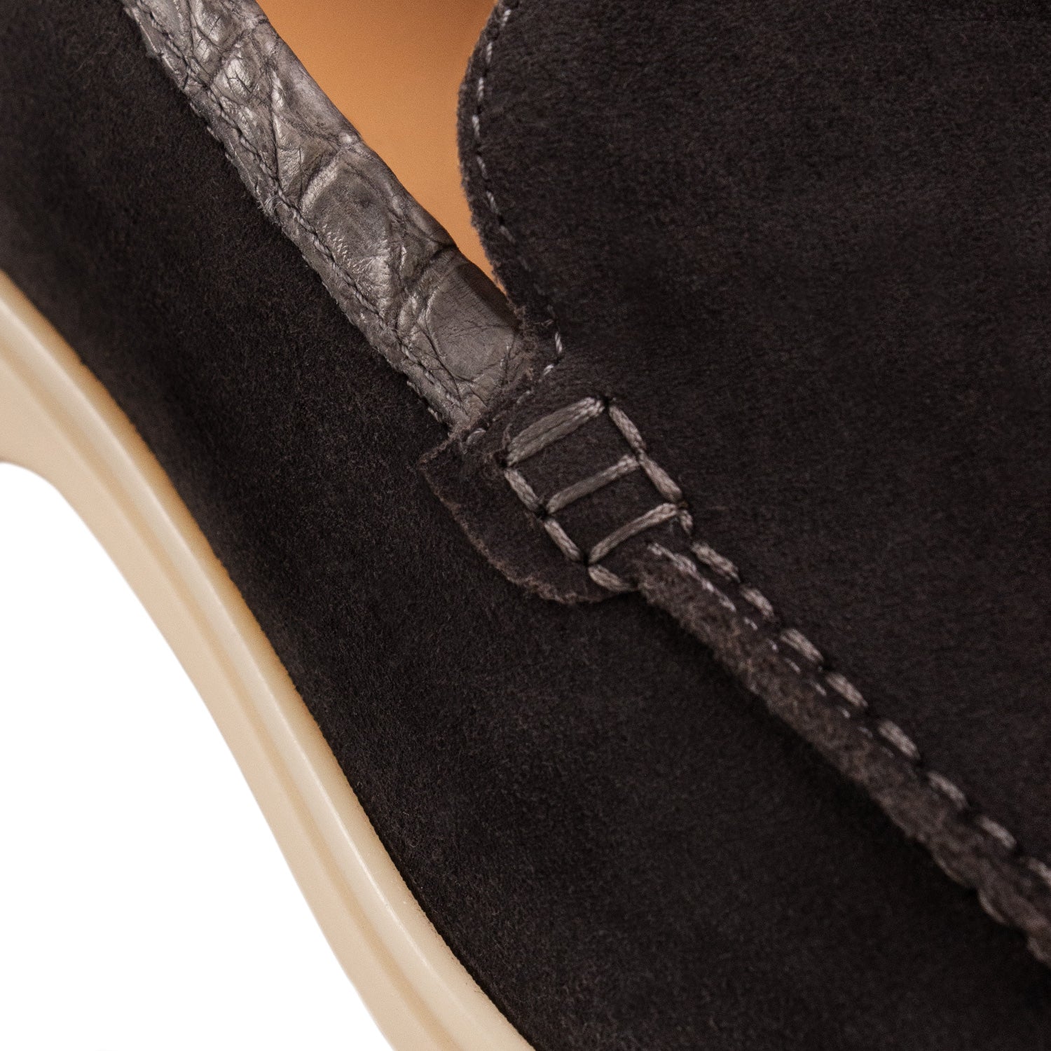 LOAFER BAJOS EN SUEDE Y DETALLES EN COCODRILO CONSTRUCCIÓN SACCHETTO COLOR GRIS