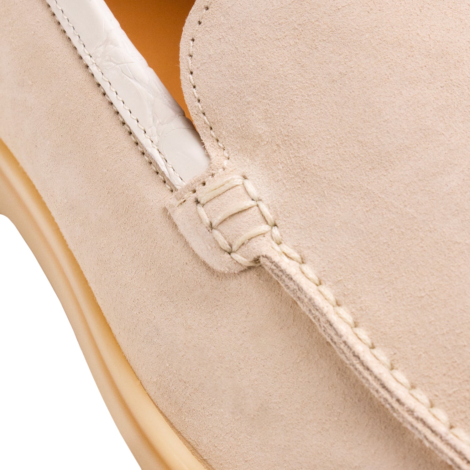 LOAFER BAJOS EN SUEDE Y DETALLES EN COCODRILO CONSTRUCCIÓN SACCHETTO COLOR CREMA