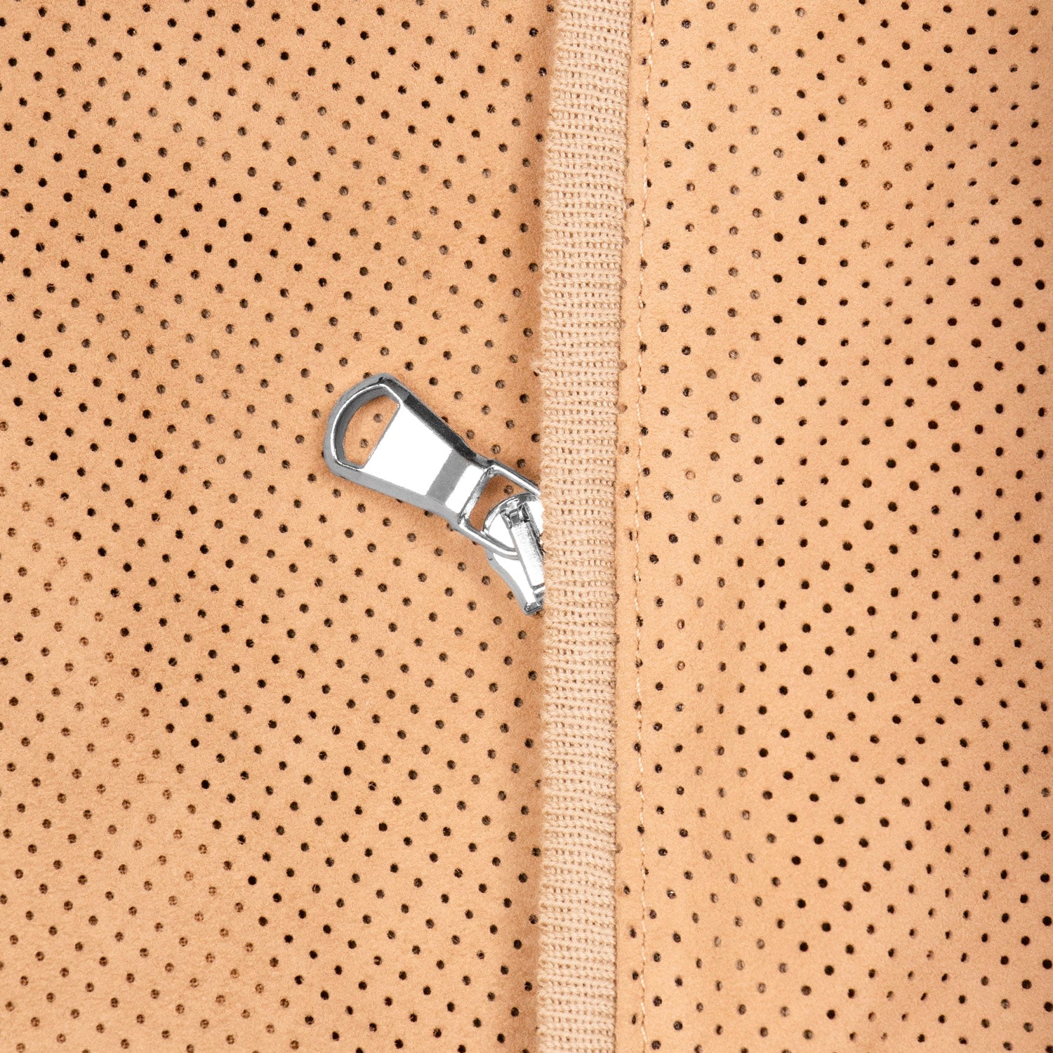 CHAMARRA LIGERA CON DELANTERO EN PIEL PERFORADA COLOR CAFÉ OBSCURO