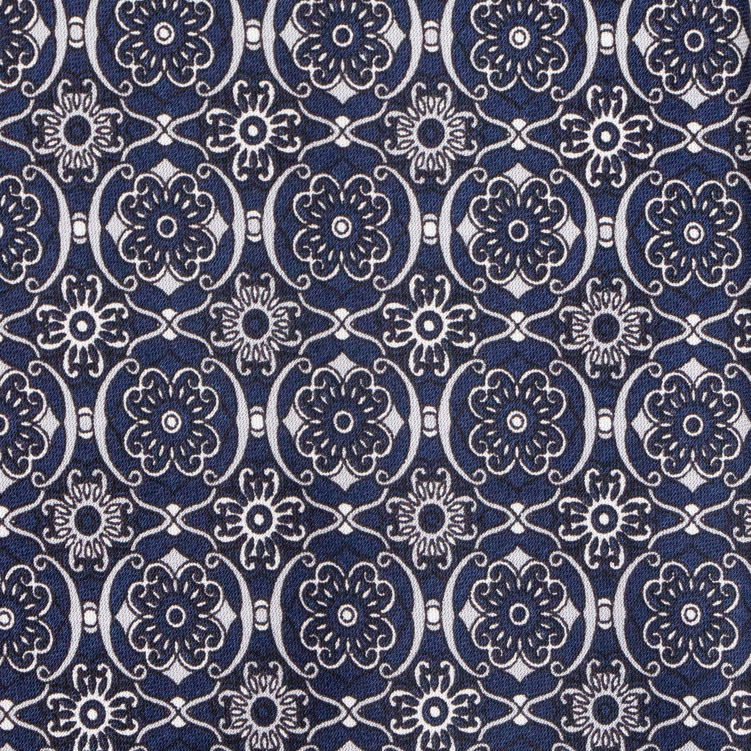 CORBATA EN SET CON PAÑUELO DE SEDA CON DIBUJOS GEOMÉTRICOS EN GRIS Y AZUL MARINO