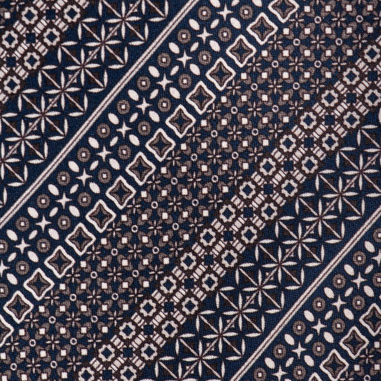 CORBATA EN SET CON PAÑUELO SOLITO FONDO GRIS OXFORD CON FLORES BLANCAS CON CAJA 100% SEDA