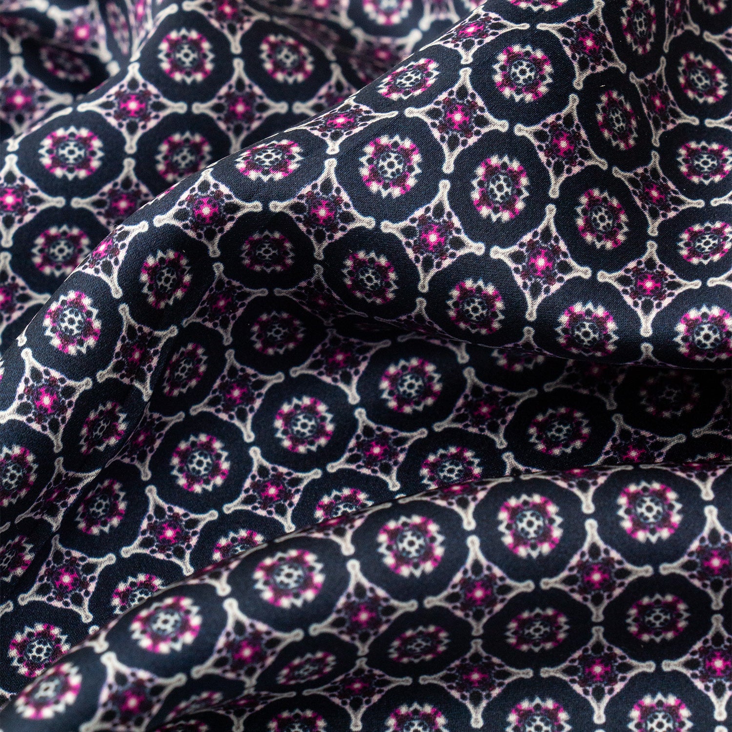 PAÑUELO DE SEDA CON GEOMETRÍAS DE CUADROS Y CÍRCULOS EN AZUL Y MORADO