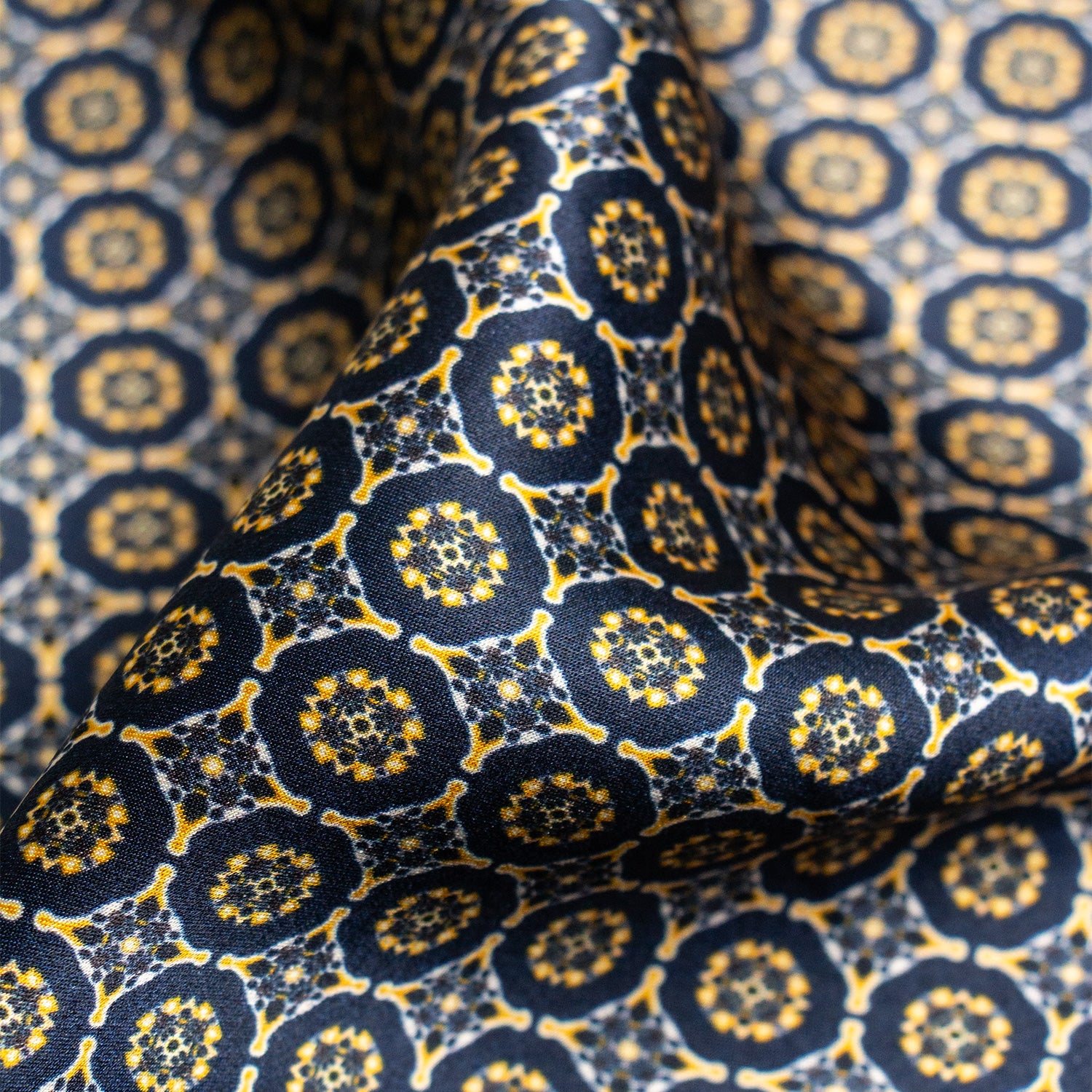 PAÑUELO DE SEDA CON GEOMETRÍAS DE CUADROS Y CÍRCULOS EN AZUL Y ORO