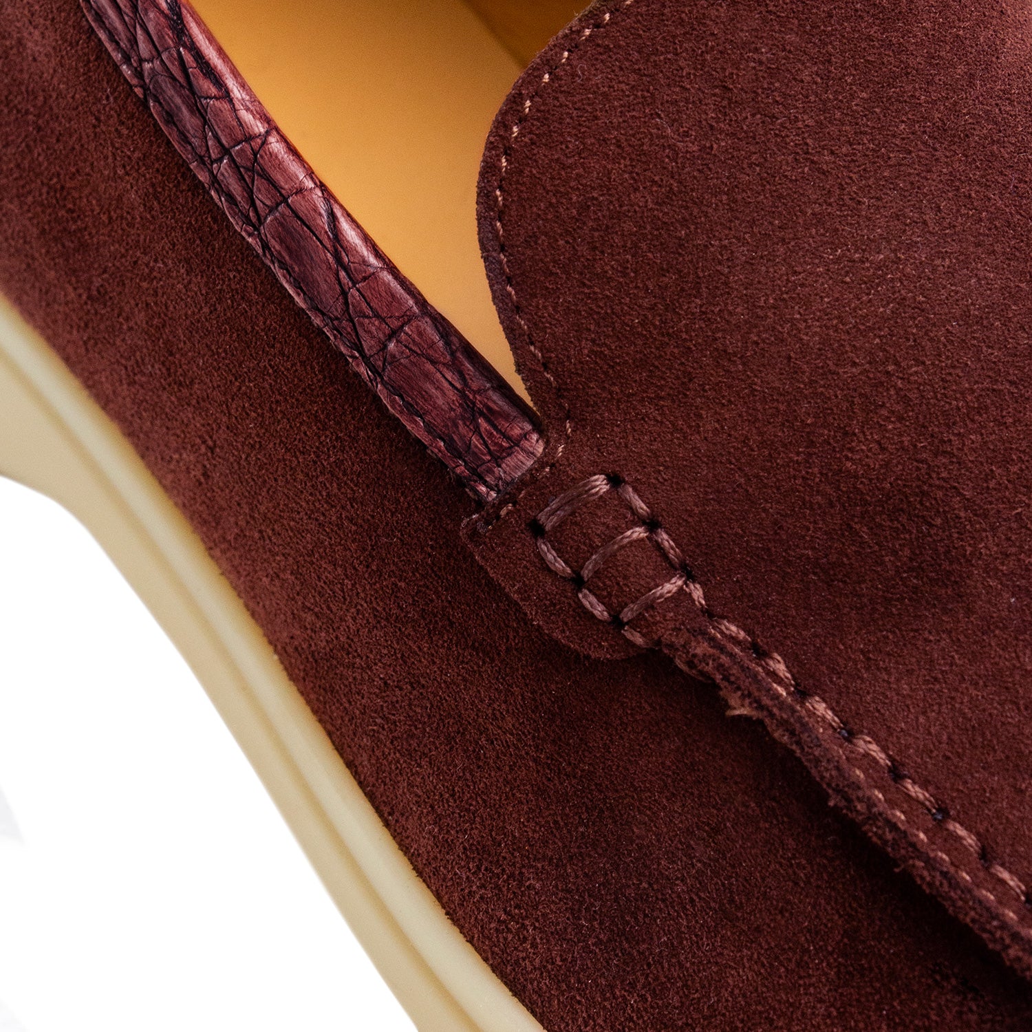 LOAFER BAJOS EN SUEDE Y DETALLES EN COCODRILO CONSTRUCCIÓN SACCHETTO COLOR GUINDA