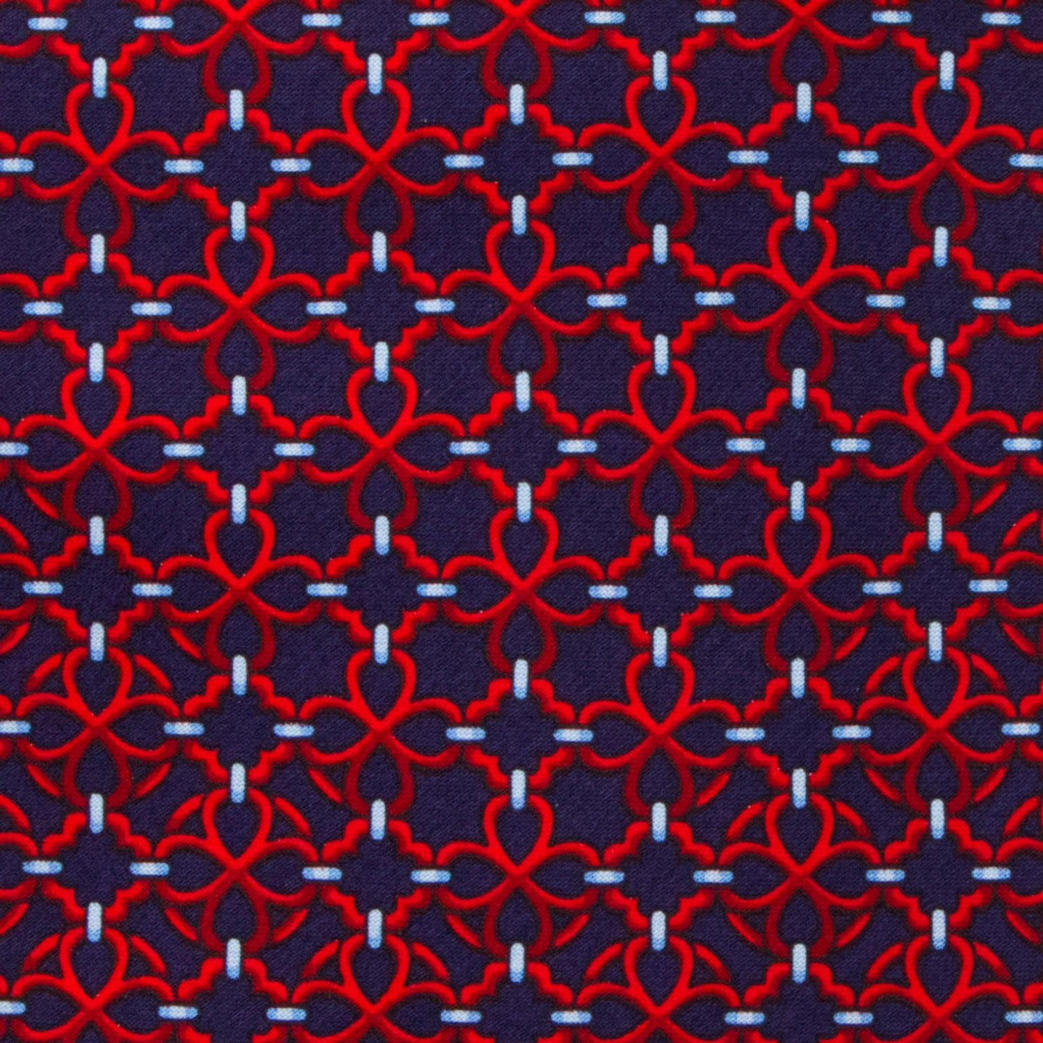 CORBATA EN SET CON PAÑUELO DE SEDA CON DIBUJOS GEOMÉTRICOS DE AZUL MARINO Y ROJO