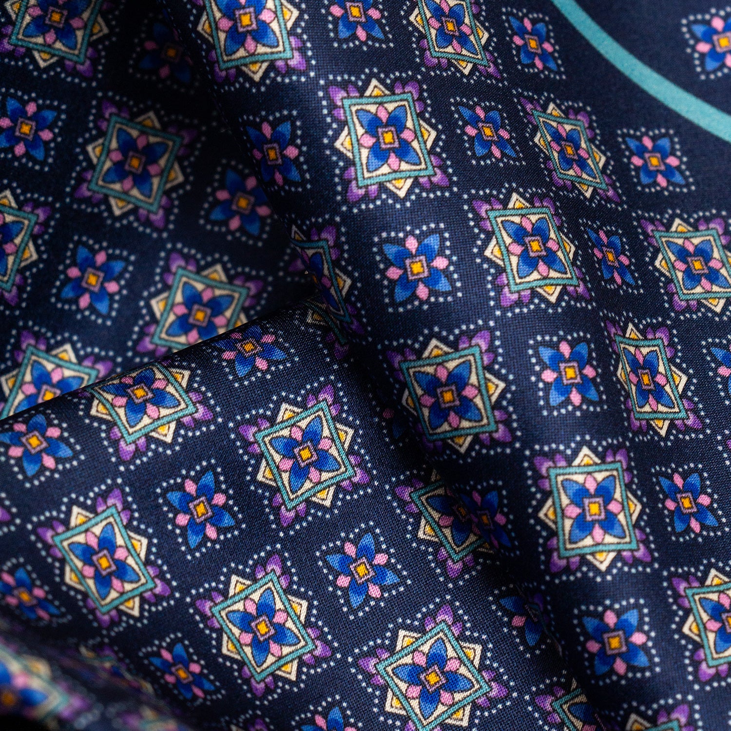 PAÑUELO DE SEDA MILLEFIORI AZUL CON DETALLES EN AZUL Y AMARILLO
