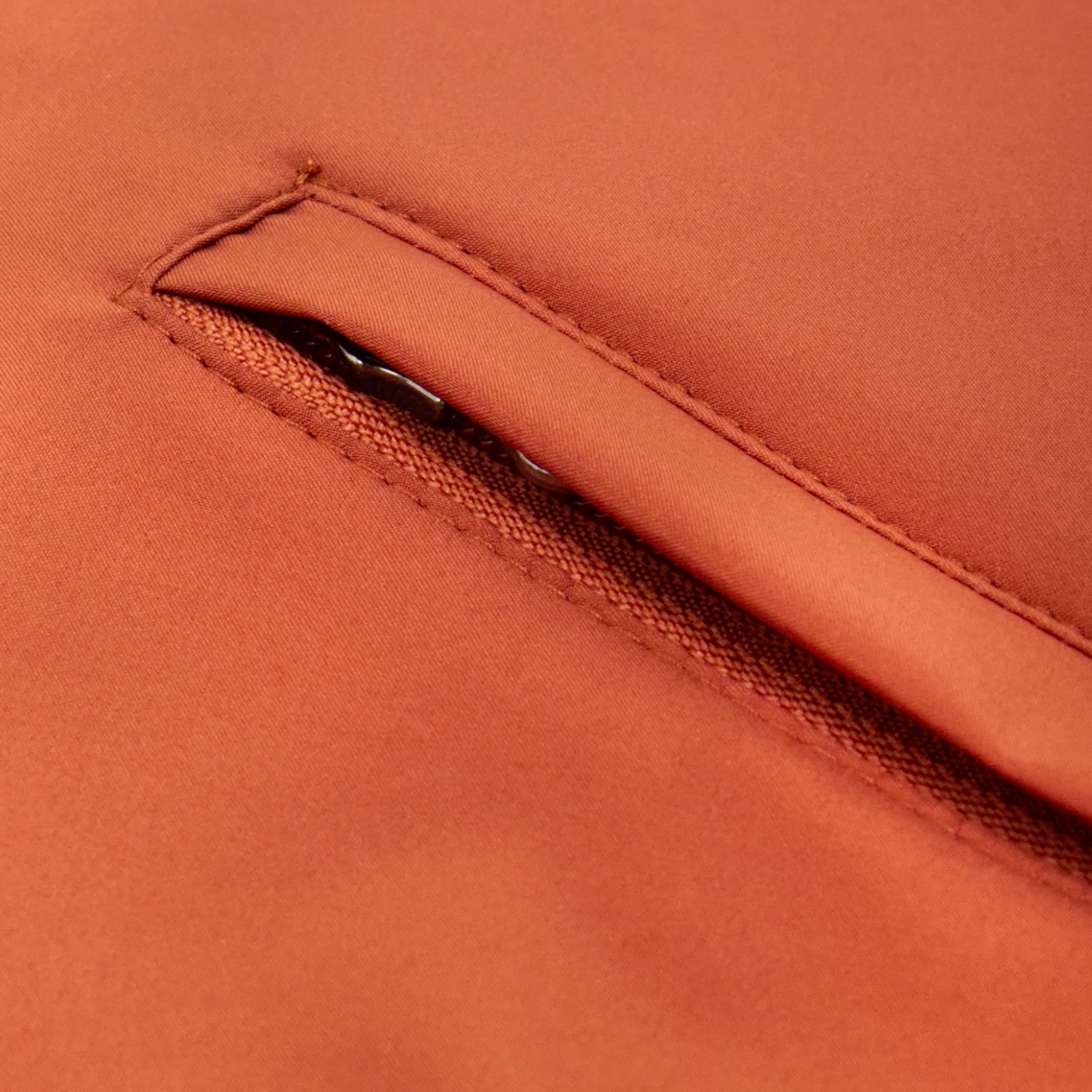 CHALECO DOBLE VISTA EN "TECH FABRIC" INTERIOR MARFIL Y EXTERIOR NARANJA