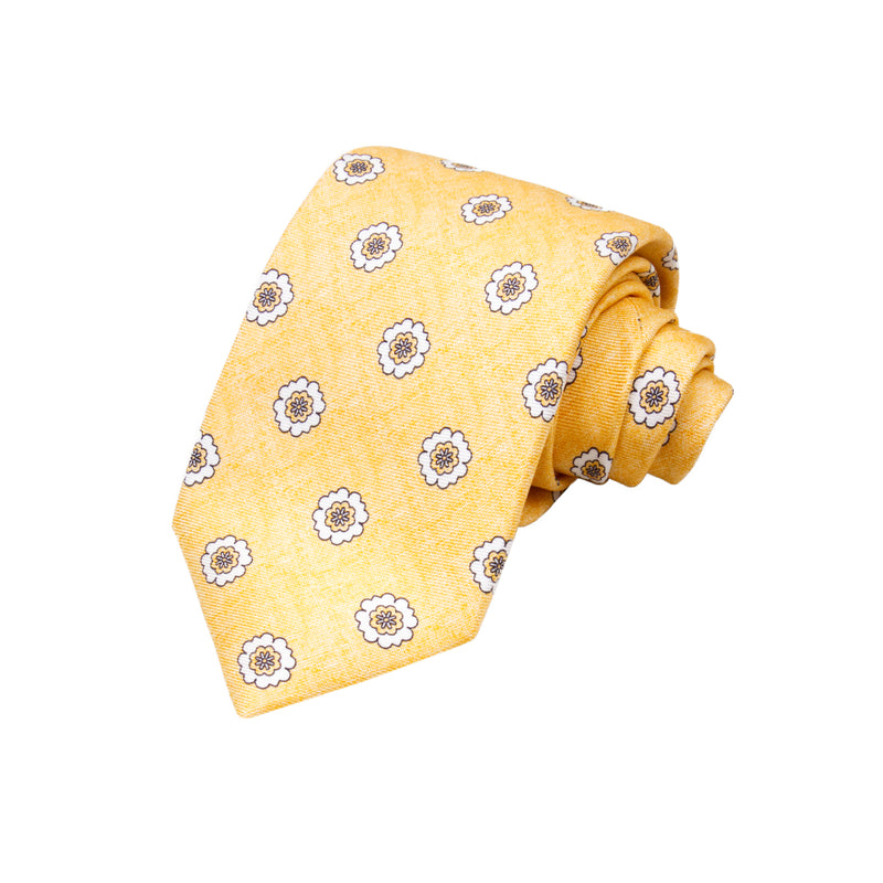 CORBATA 7 PLIEGUES EN SEDA DISEÑO LINO CON FLORES AMARILLAS Y BLANCAS EN COLOR AMARILLO