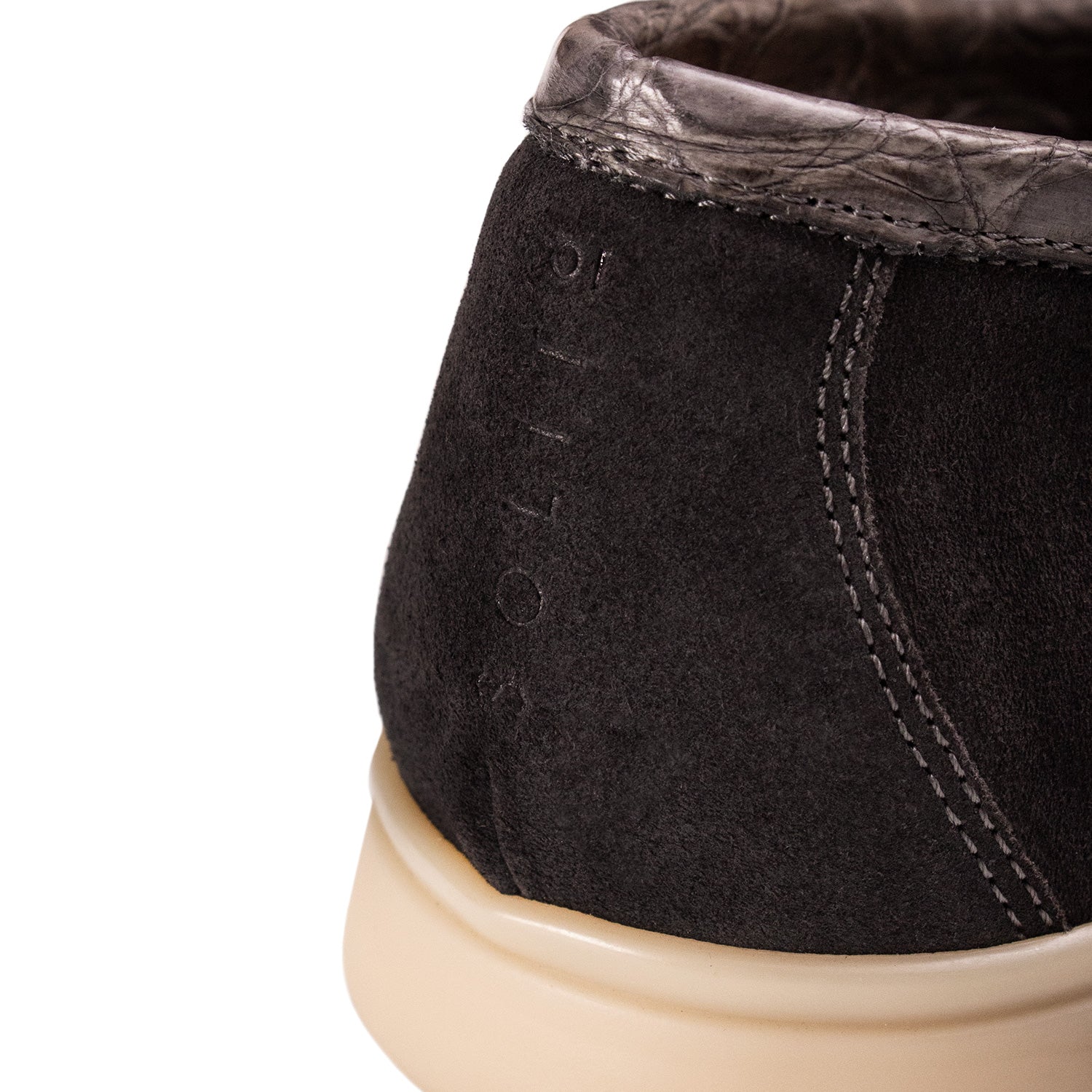 LOAFER BAJOS EN SUEDE Y DETALLES EN COCODRILO CONSTRUCCIÓN SACCHETTO COLOR GRIS