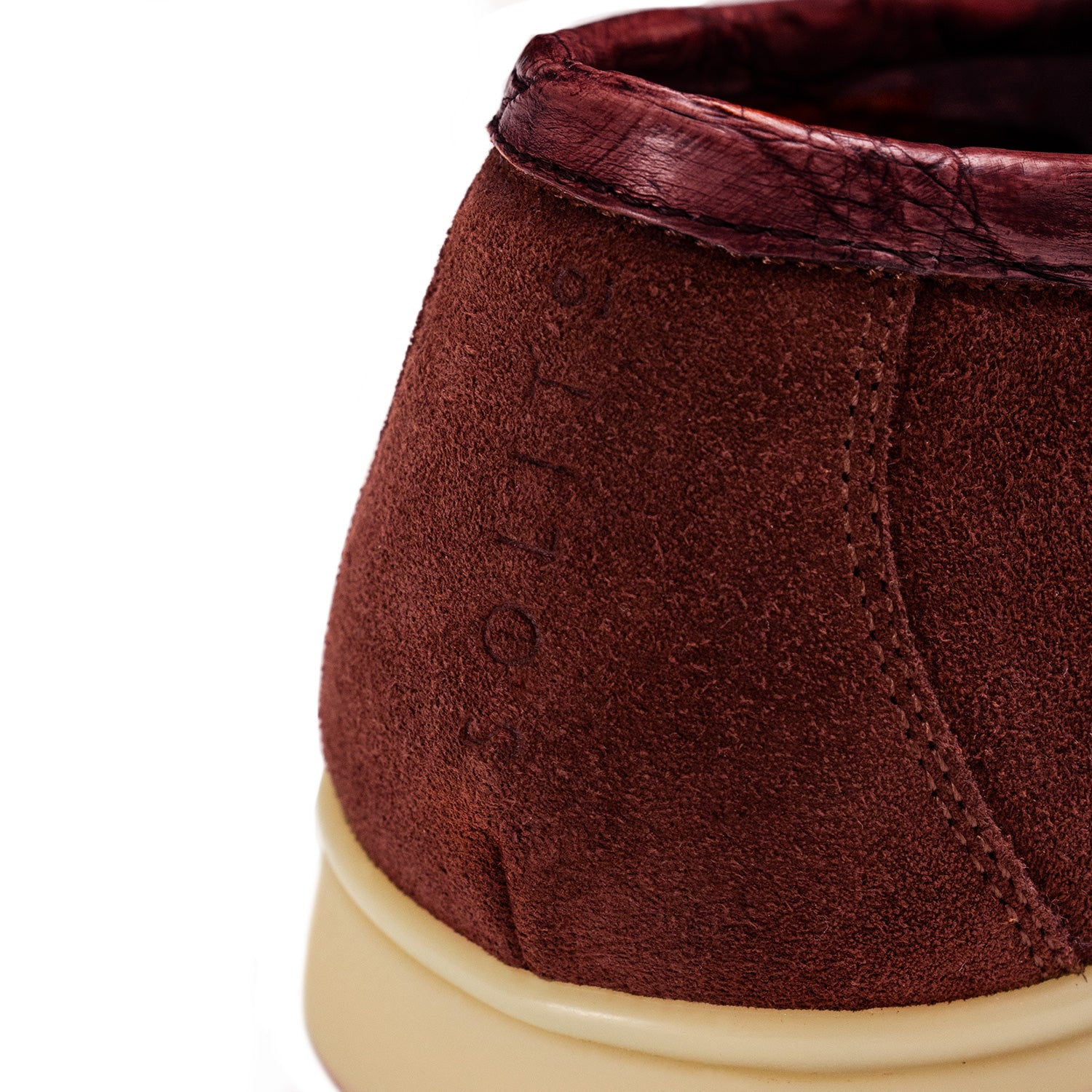 LOAFER BAJOS EN SUEDE Y DETALLES EN COCODRILO CONSTRUCCIÓN SACCHETTO COLOR GUINDA