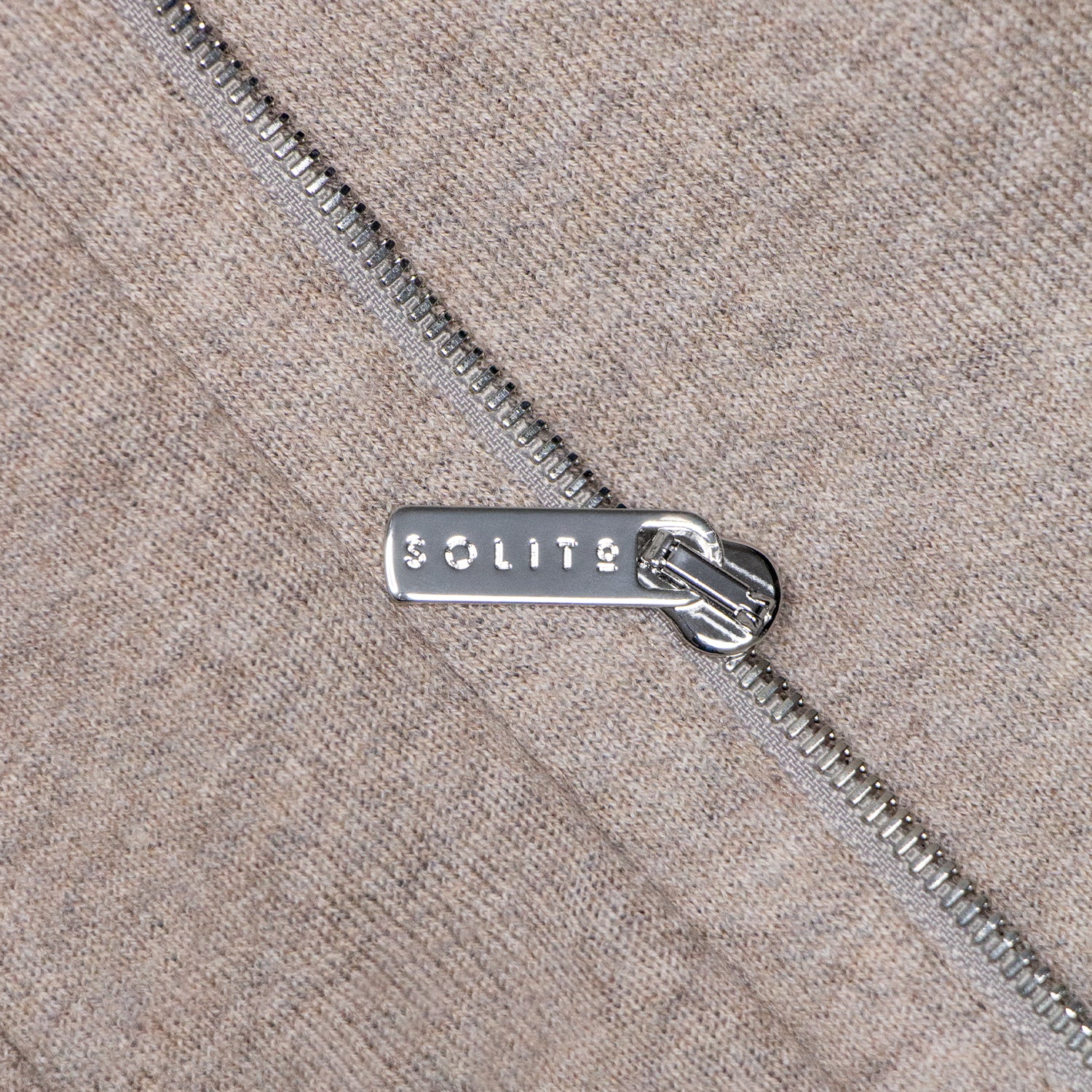 CHAMARRA CAZADORA ESTILO SAHARIANA COLOR ARENA CON BOTONES DE CUERNO