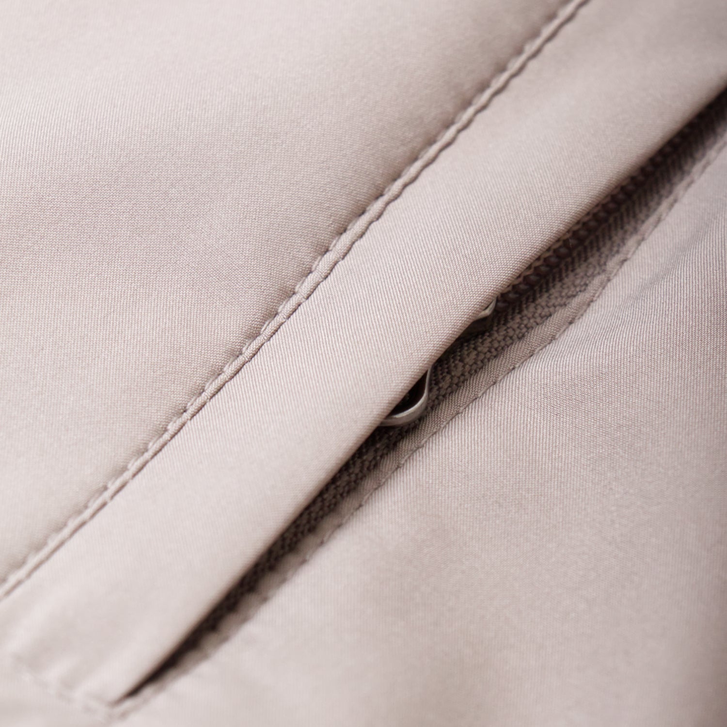 CHALECO DOBLE VISTA EN "TECH FABRIC" INTERIOR MARFIL Y EXTERIOR ARENA