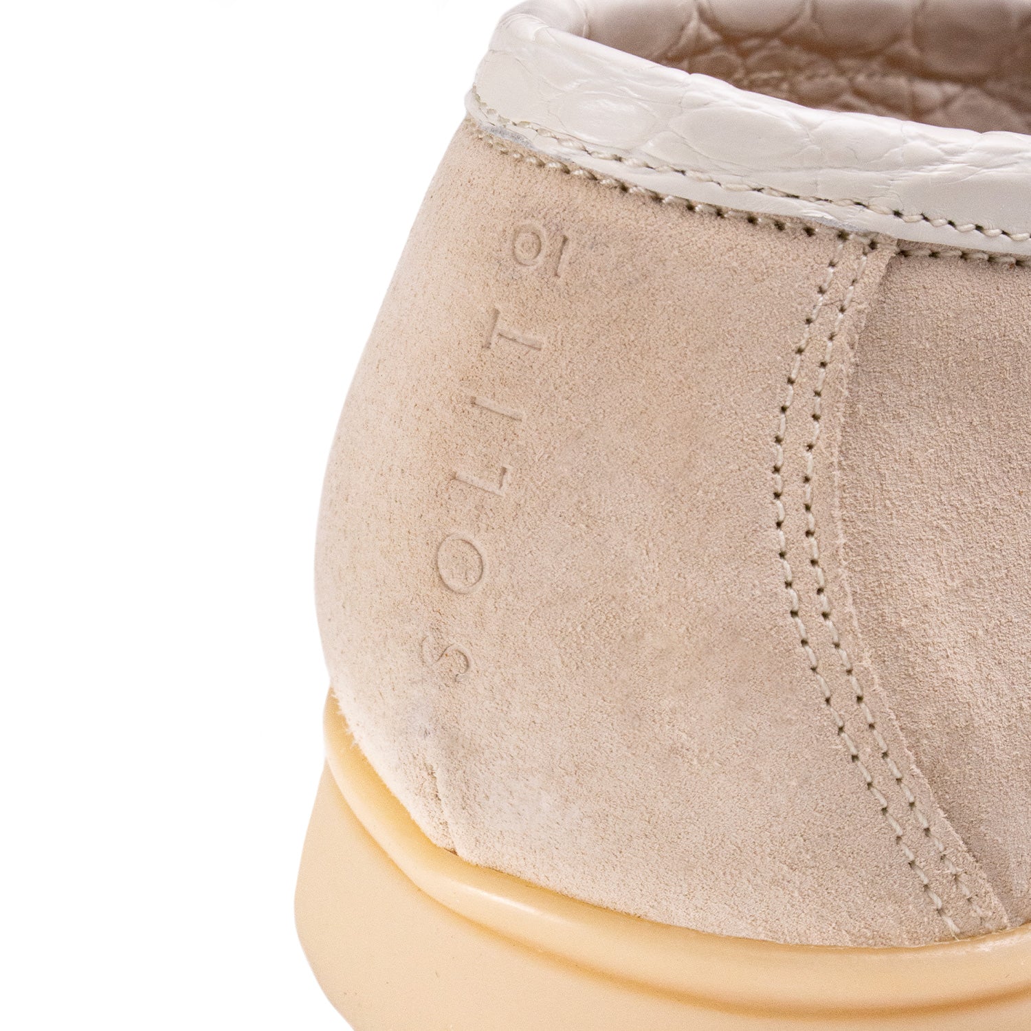 LOAFER BAJOS EN SUEDE Y DETALLES EN COCODRILO CONSTRUCCIÓN SACCHETTO COLOR CREMA