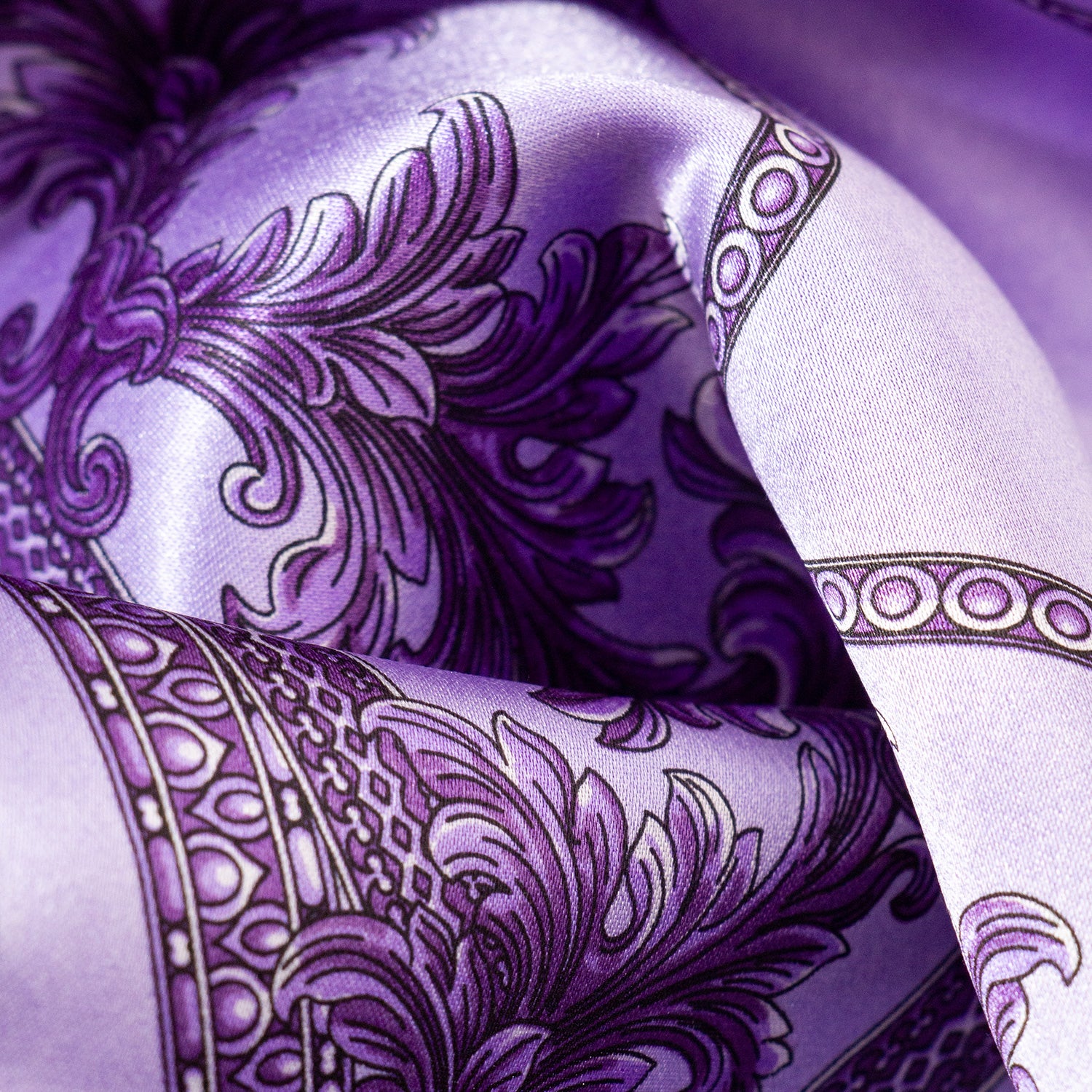 CORBATA EN SET CON PAÑUELO DE SEDA RAYADA EN FANTASÍAS LILA Y MORADO