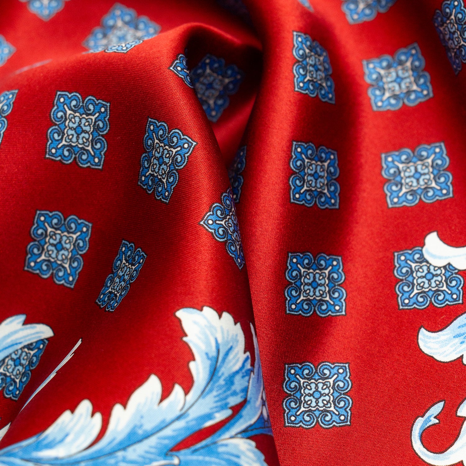 CORBATA EN SET CON PAÑUELO BORDEAUX CON CUADROS AZUL CIELO