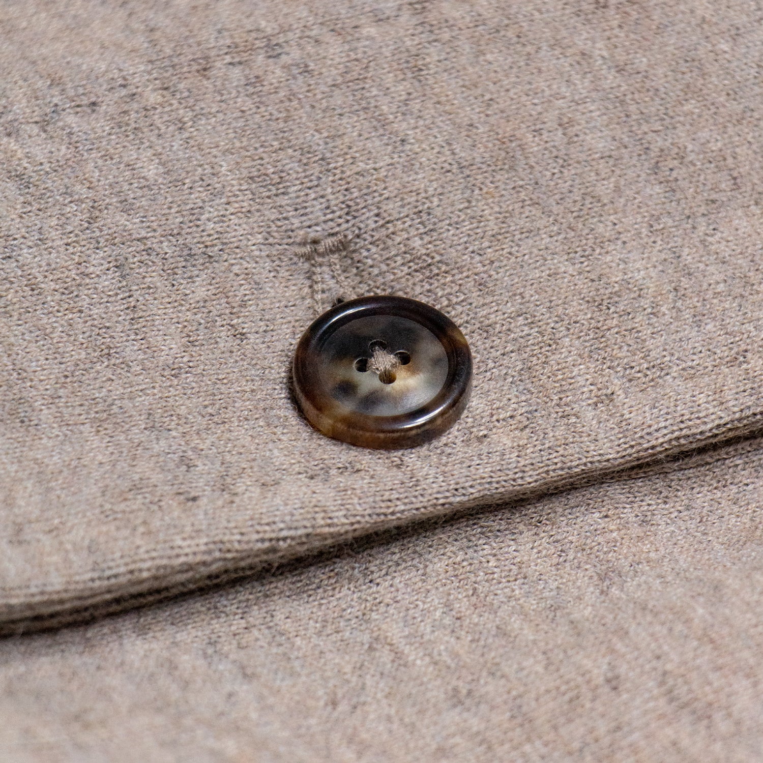 CHAMARRA CAZADORA ESTILO SAHARIANA COLOR ARENA CON BOTONES DE CUERNO