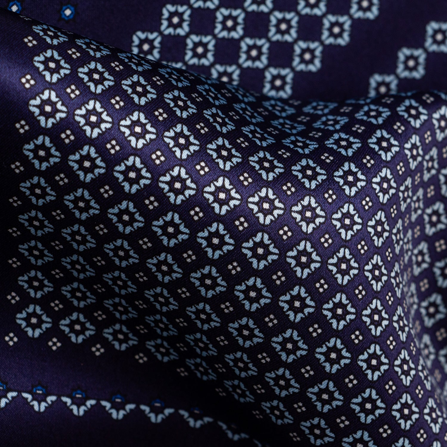 CORBATA EN SET CON PAÑUELO DE SEDA AZUL MARINO CON DISEÑO DE MICROCUADROS AZUL CIELO