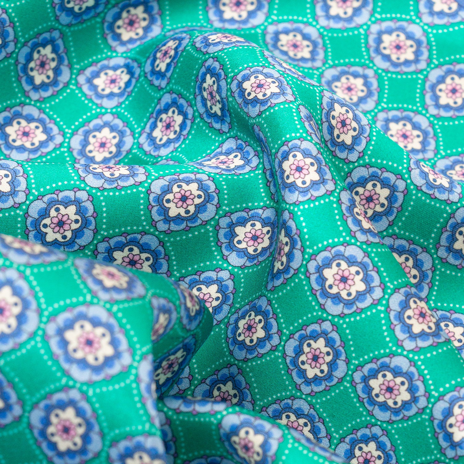 CORBATA EN SET CON PAÑUELO DE SEDA CON DIBUJOS GEOMÉTRICOS EN AZUL AGUA Y VERDE