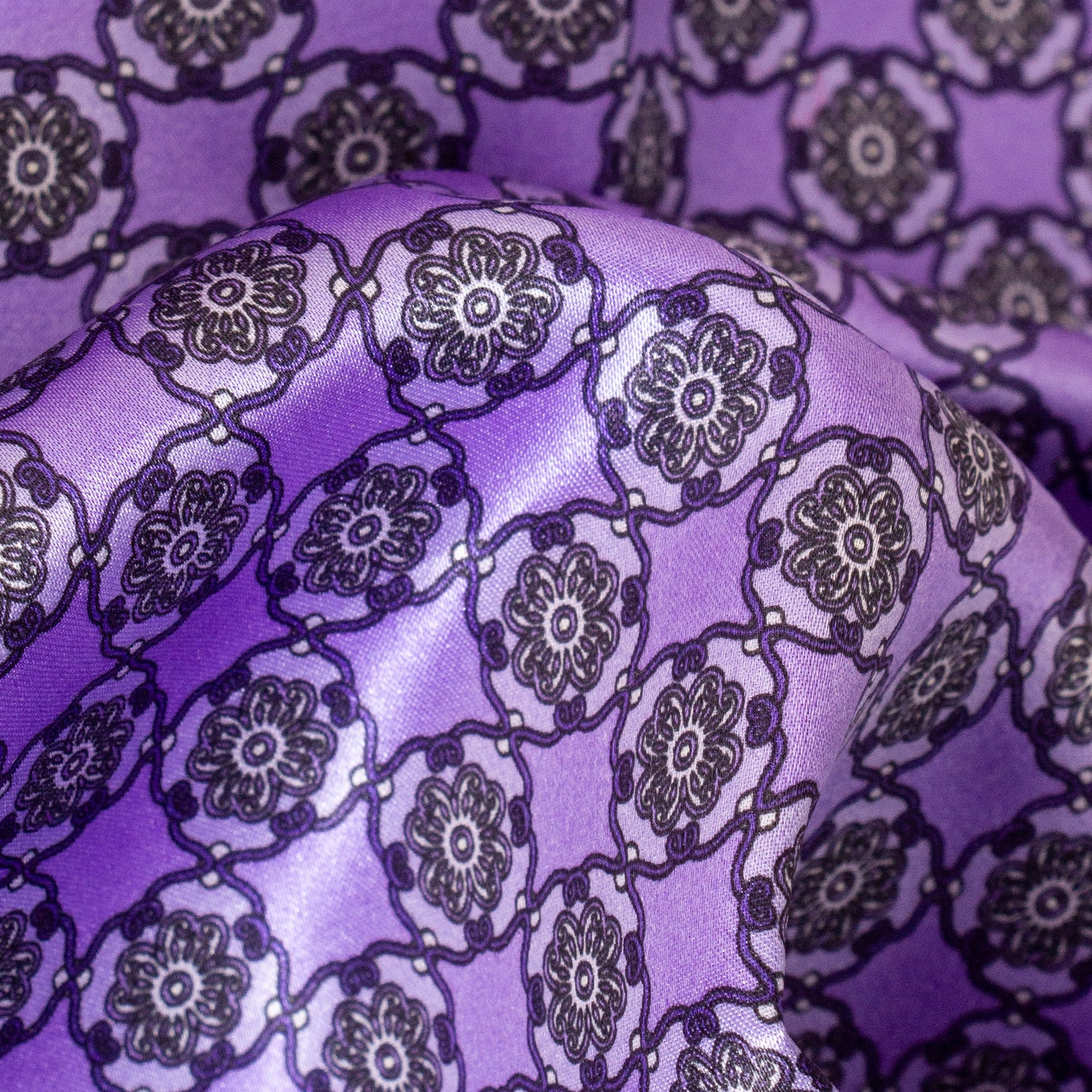 CORBATA EN SET CON PAÑUELO DE SEDA MORADO CON DISEÑOS DE CÍRCULOS MORADO CLARO