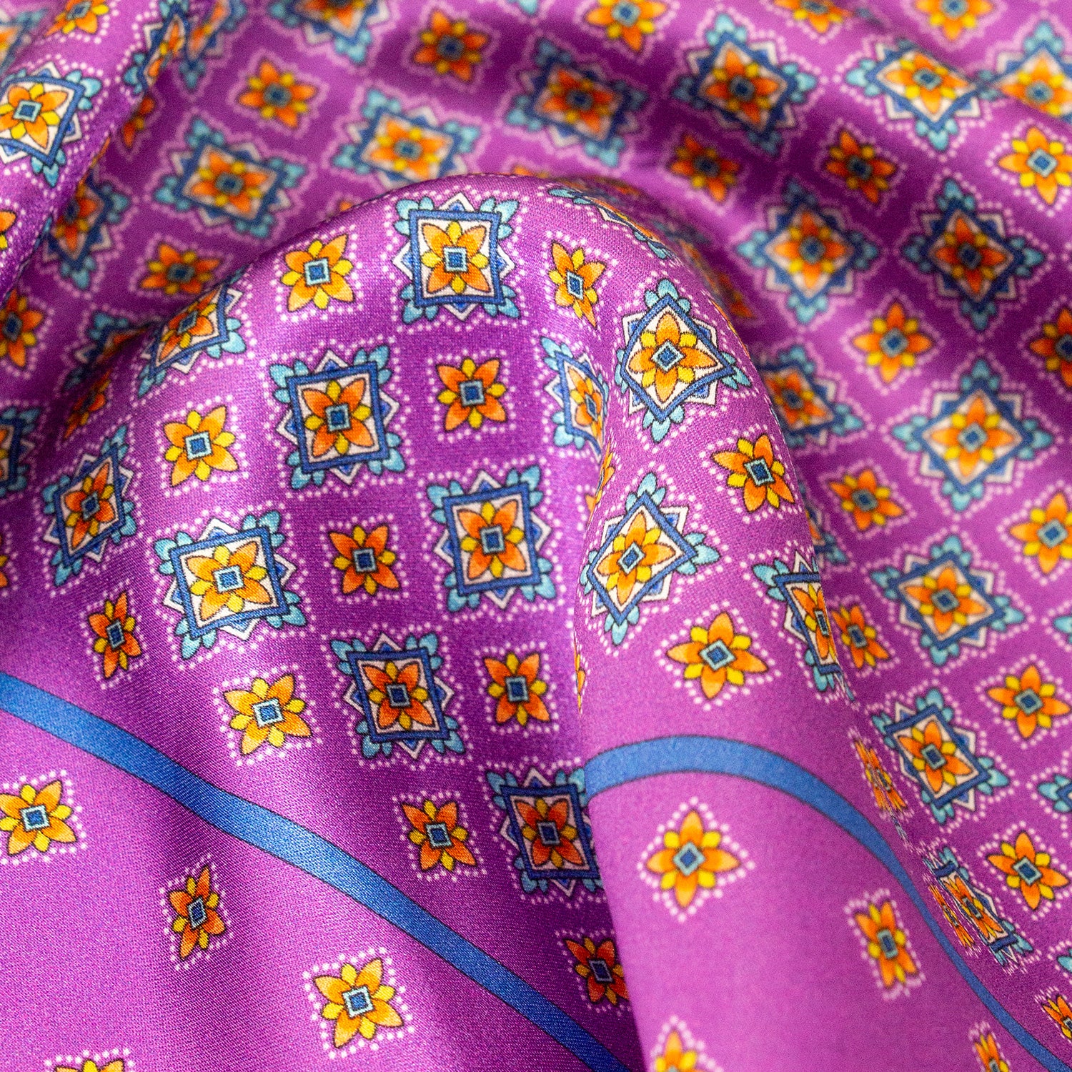 CORBATA EN SET CON PAÑUELO DE SEDA CON DISEÑOS DE CUADROS Y ESTRELLAS NARANJA Y ROSA