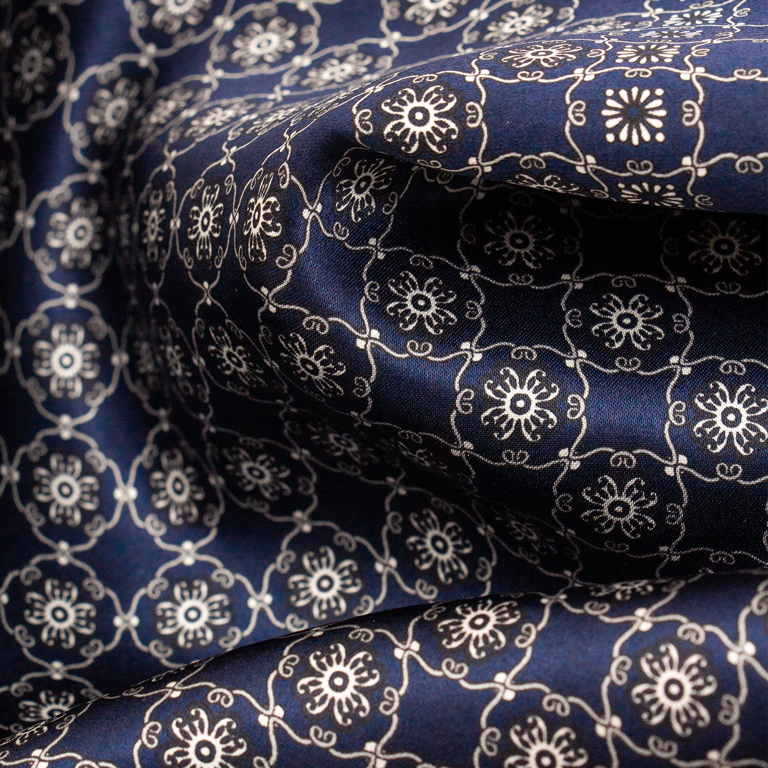 CORBATA EN SET CON PAÑUELO DE SEDA CON DIBUJOS GEOMÉTRICOS EN GRIS Y AZUL MARINO