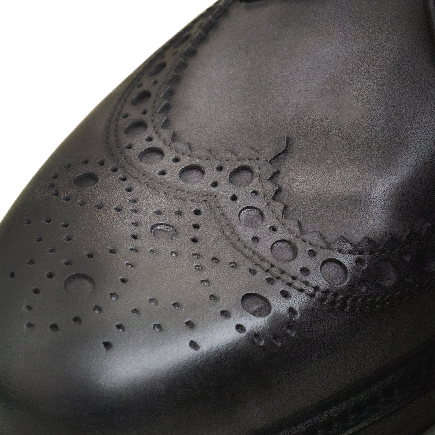 ZAPATO OXFORD EN CUERO CON PÁTINA A MANO EN COLOR GRIS OBSCURO