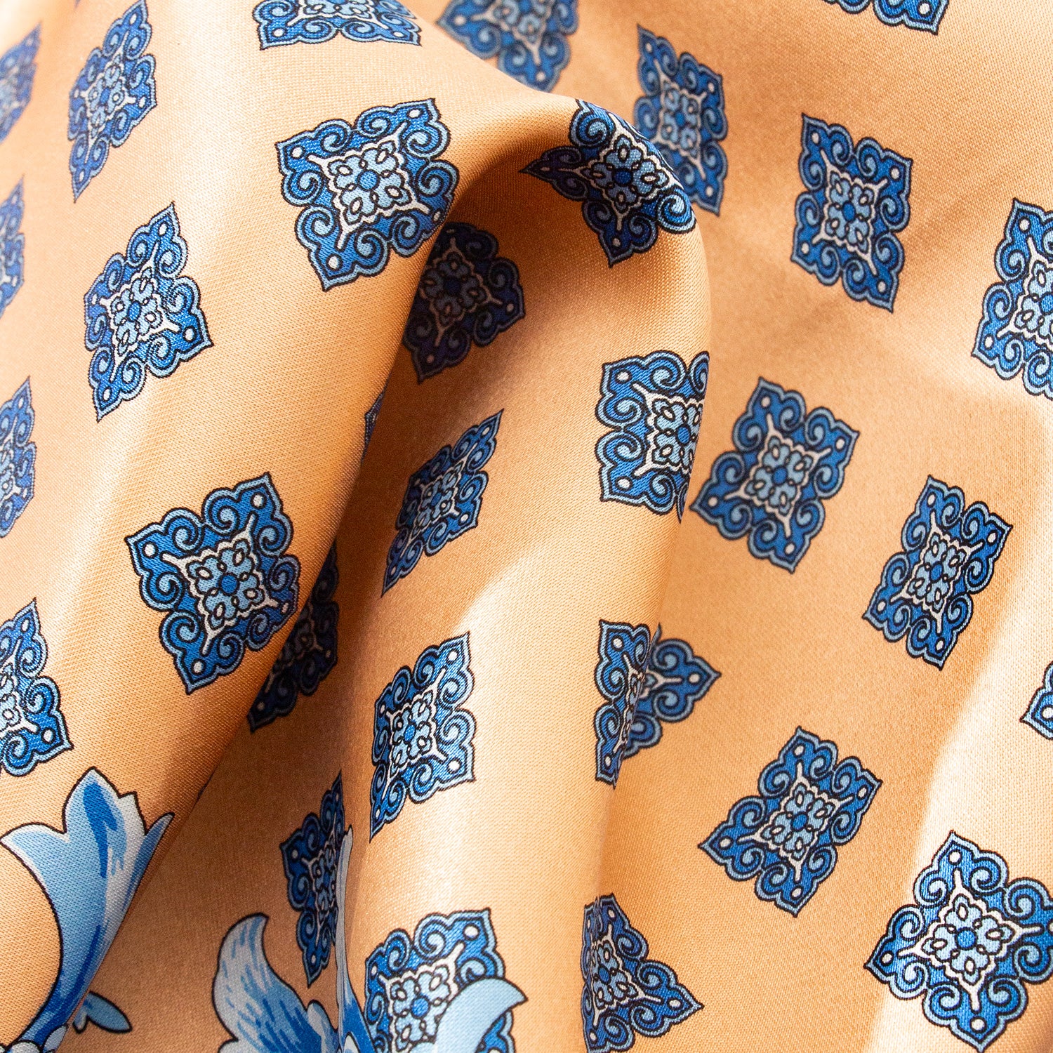 CORBATA EN SET CON PAÑUELO DE SEDA BEIGE CON CUADROS AZUL