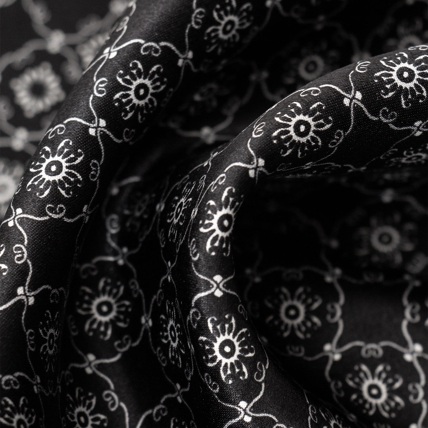 CORBATA EN SET CON PAÑUELO DE SEDA CON DIBUJOS GEOMÉTRICOS EN NEGRO Y GRIS