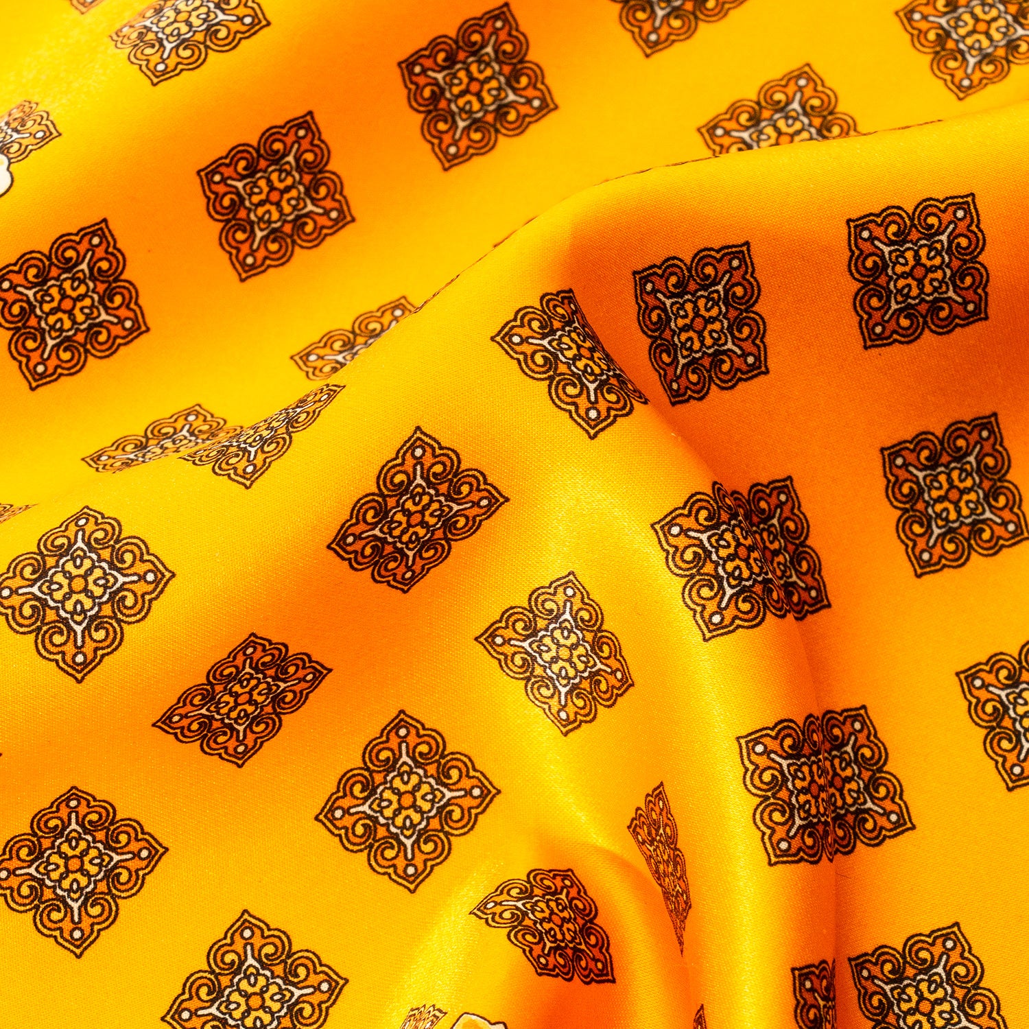 CORBATA EN SET CON PAÑUELO DE SEDA NARANJA CON CUADROS AMARILLOS