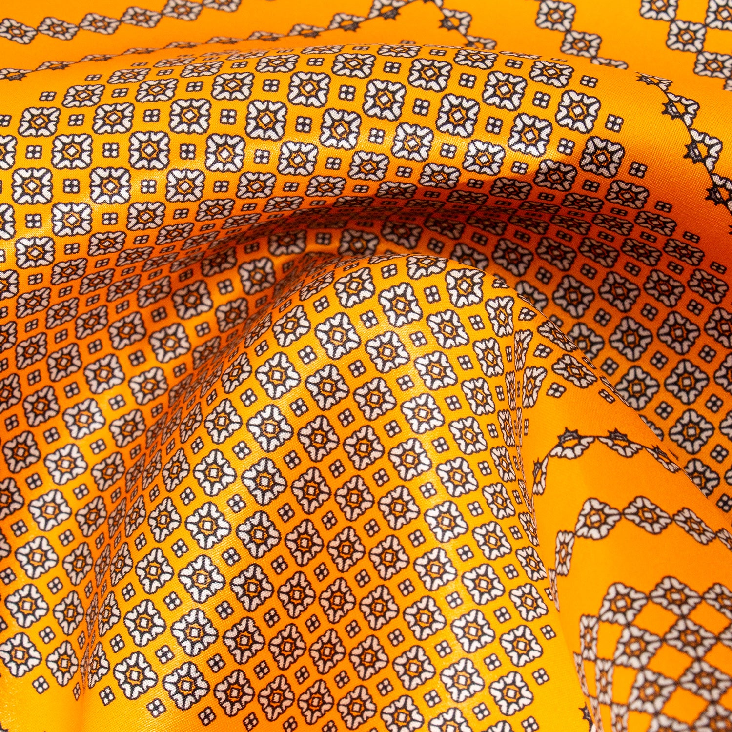 CORBATA EN SET CON PAÑUELO DE SEDA NARANJA CON DISEÑO DE MICROCUADROS GRIS