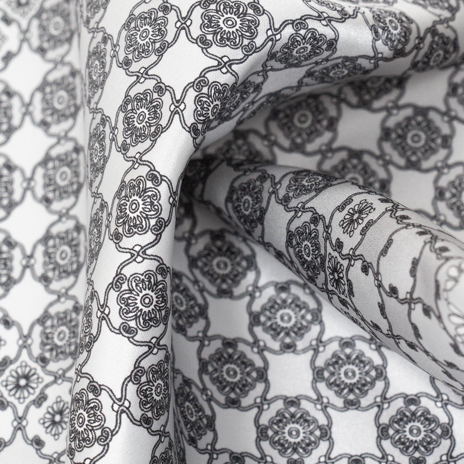 CORBATA EN SET CON PAÑUELO DE SEDA CON DIBUJOS GEOMÉTRICOS EN GRIS Y PLATA