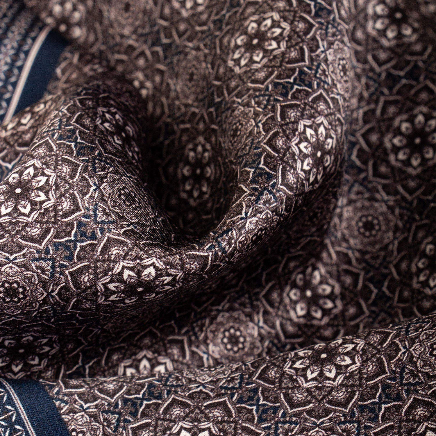 CORBATA EN SET CON PAÑUELO SOLITO FONDO GRIS OXFORD CON FLORES BLANCAS CON CAJA 100% SEDA