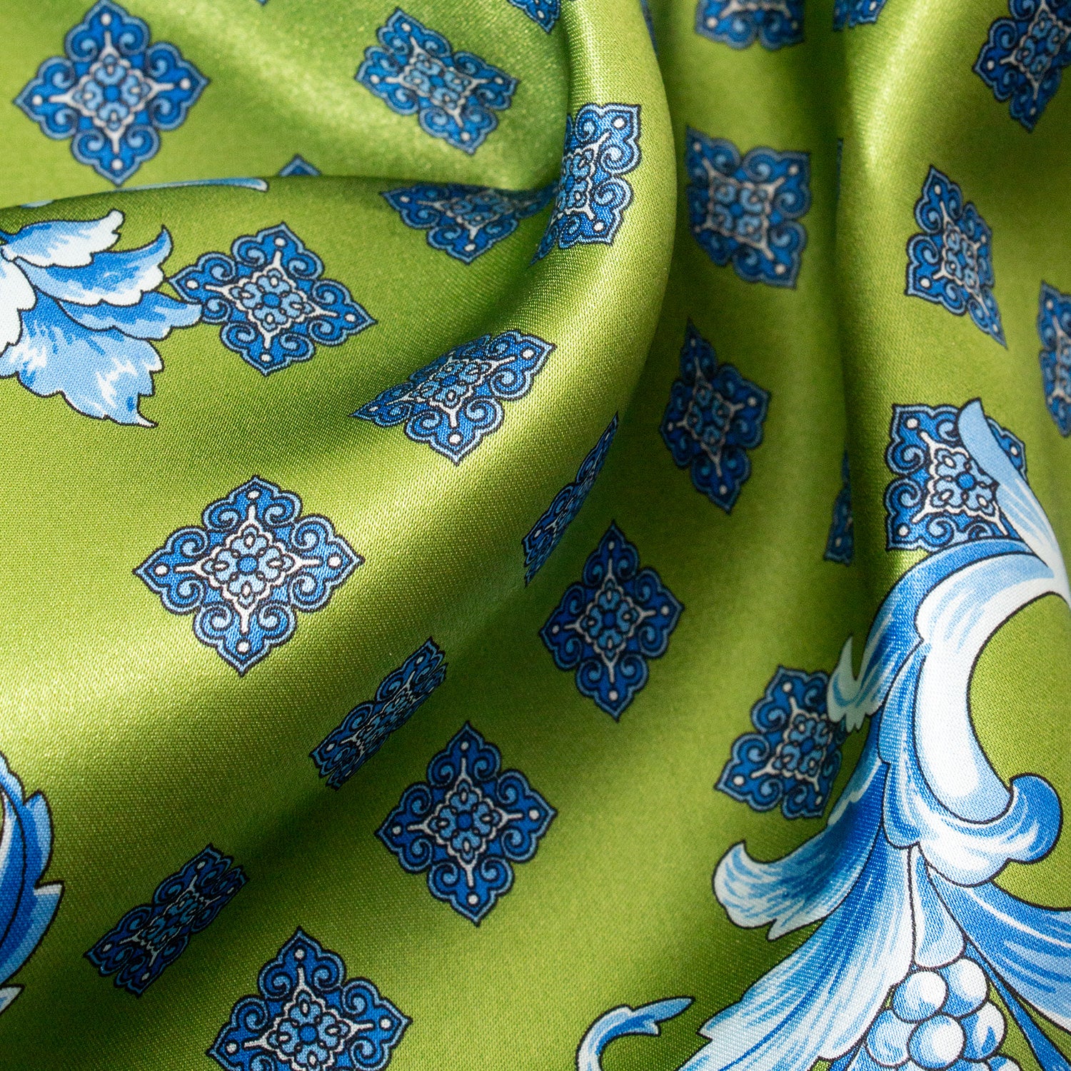 CORBATA EN SET CON PAÑUELO DE SEDA VERDE CON CUADROS AZUL CIELO