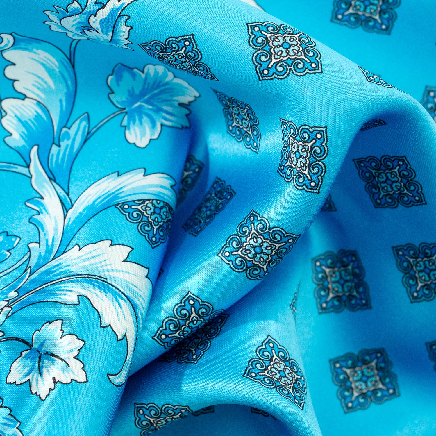 CORBATA EN SET CON PAÑUELO DE SEDA AZUL CLARO CON CUADROS TURQUESA