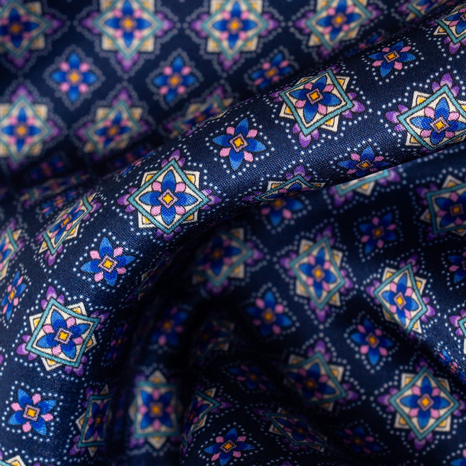 CORBATA EN SET CON PAÑUELO DE SEDA CON DISEÑOS DE CUADROS Y ESTRELLAS LILA, AZUL MARINO Y AZUL CIELO
