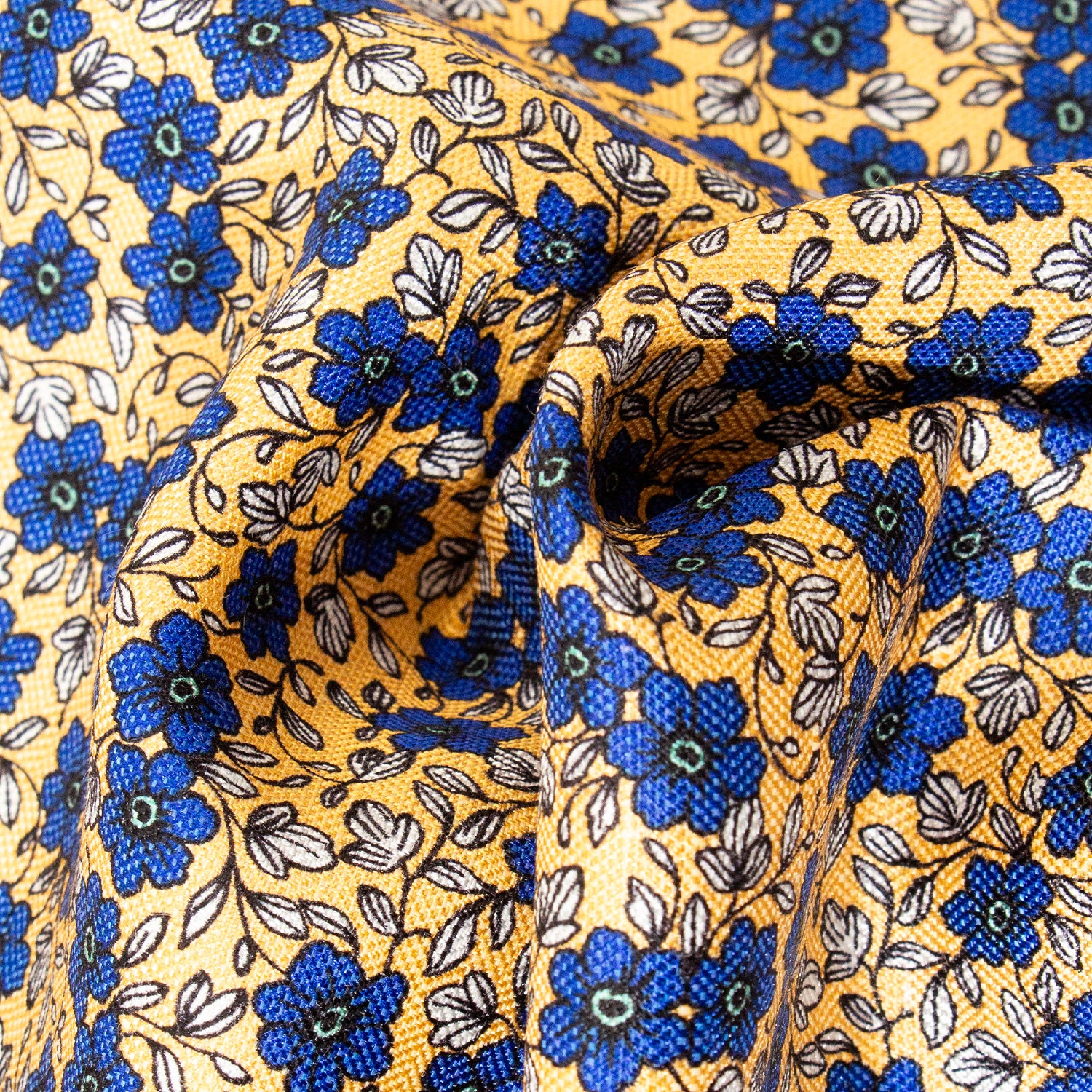 CORBATA EN SET CON PAÑUELO DE SEDA CON CUADROS AZULES Y PUNTOS ESMERALDA EN ORO
