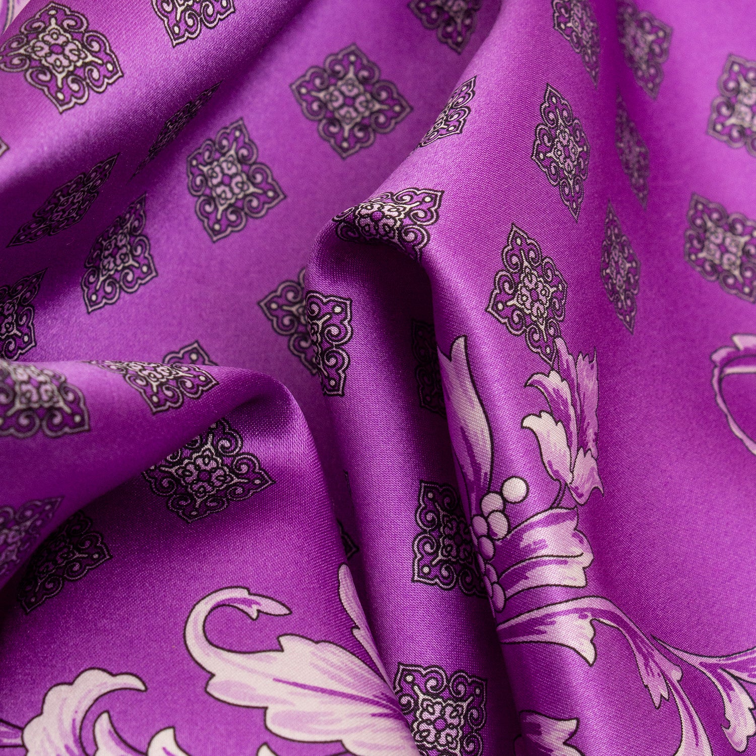 CORBATA EN SET CON PAÑUELO DE SEDA LILA CON CUADROS MORADOS