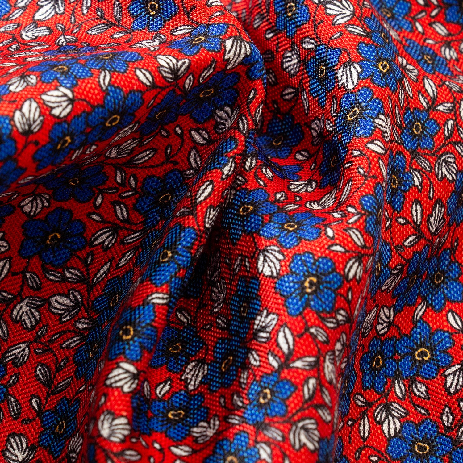 CORBATA EN SET CON PAÑUELO DE SEDA CON CUADROS AZULES Y PUNTOS ORO EN ROJO