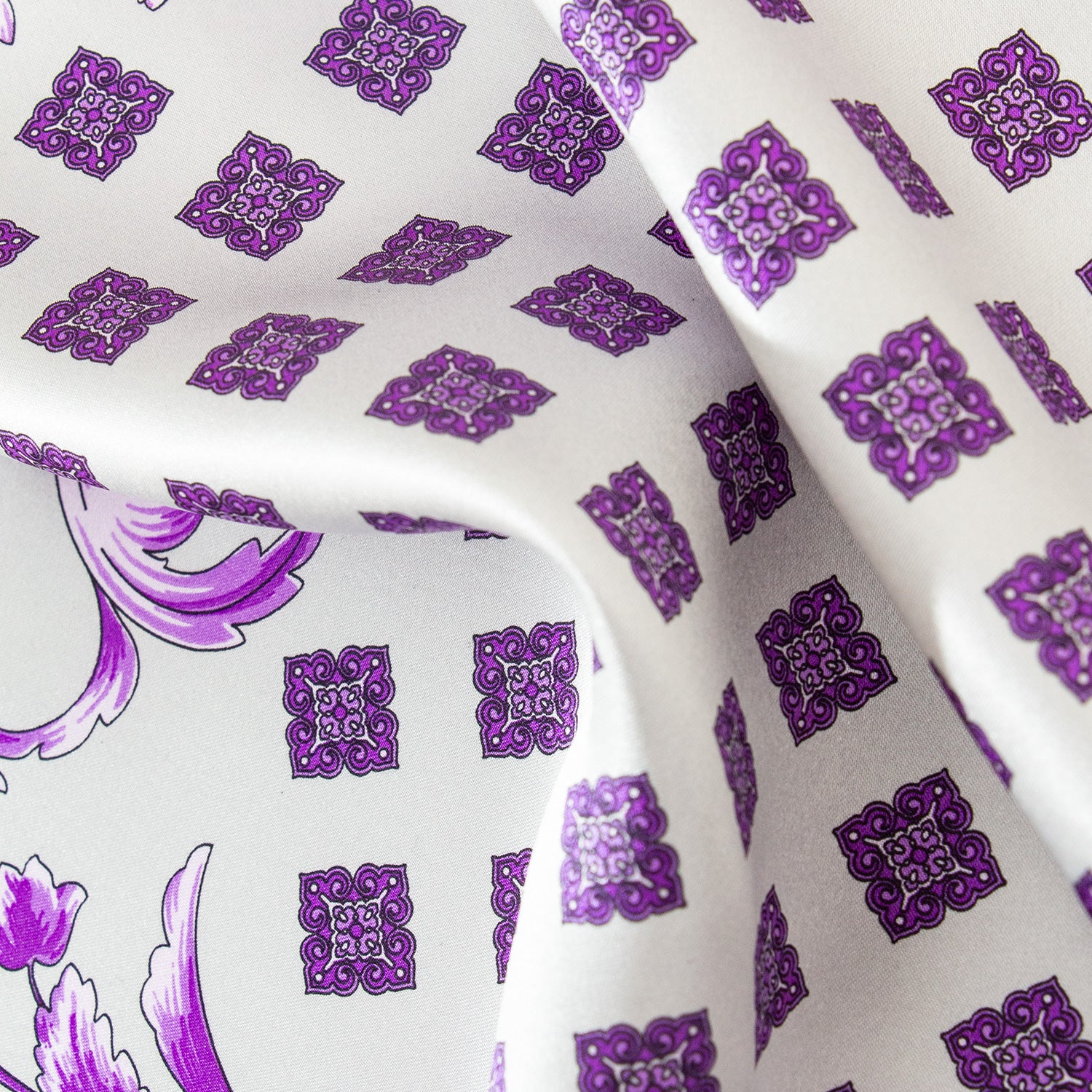 CORBATA EN SET CON PAÑUELO DE SEDA GRIS CLARO CON CUADROS MORADOS