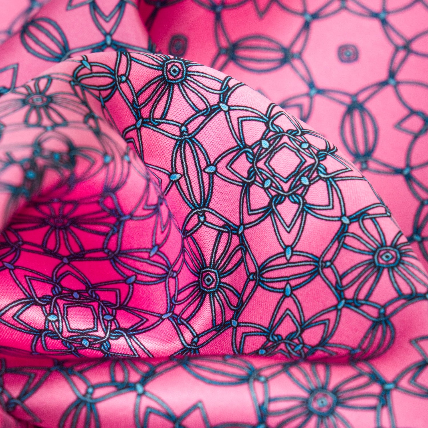 CORBATA EN SET CON PAÑUELO DE SEDA CON DIBUJO DE RED ROSA EN TURQUESA